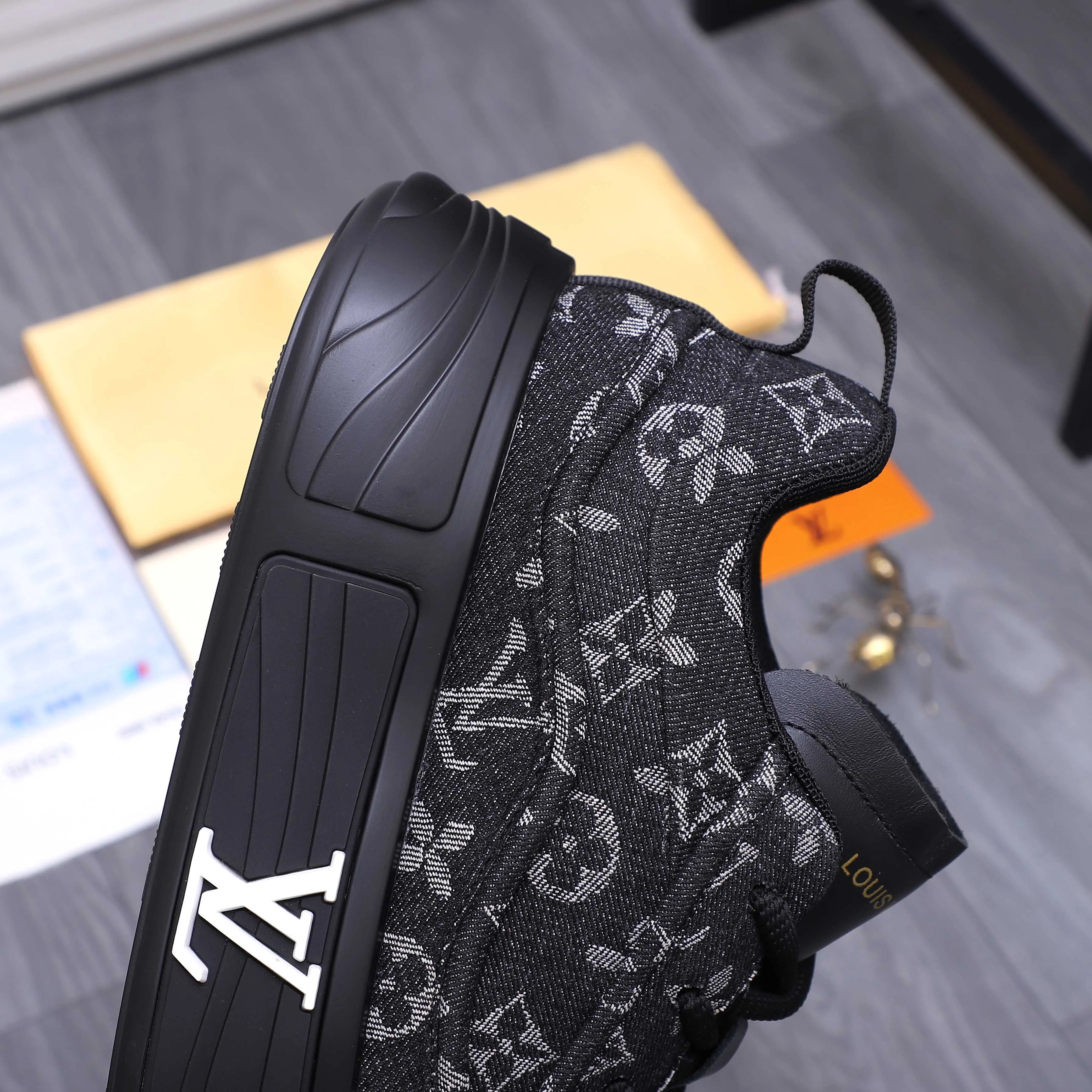 Men's shoes 💰560 Product trademark: LV [Louis Vuitton] casual shoes, regular size. Size: 38-46 (38.45.46 is custom-made and non-returnable) Product materials: Selected breathable denim woven upper, cowhide insole, mesh lining, original outsole